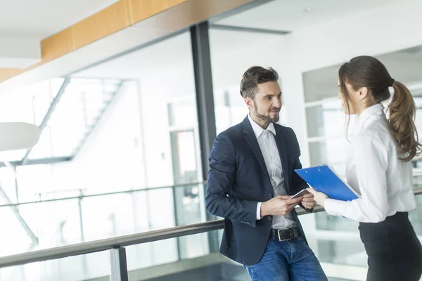 Pareja joven en la oficina — Foto de Stock