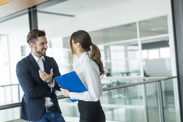 Pareja joven en la oficina — Foto de Stock