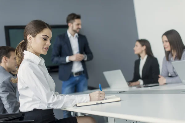 Jóvenes en la oficina — Foto de Stock