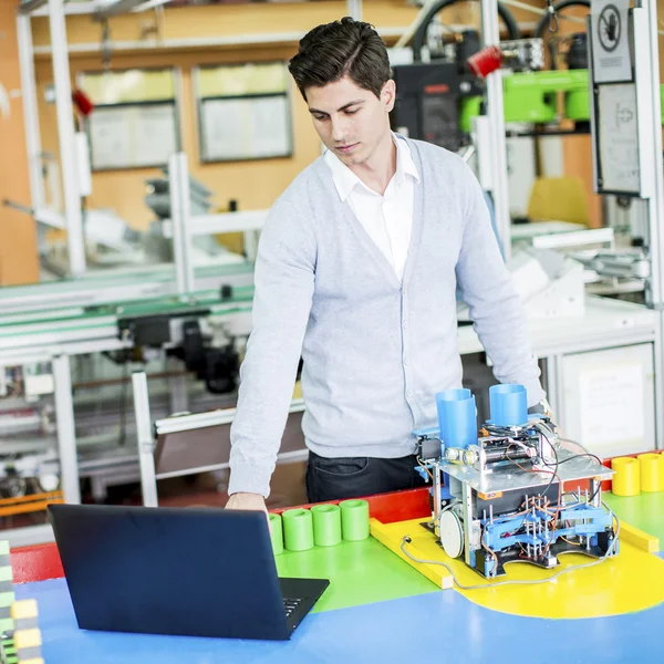 Ingenieur in de fabriek — Stockfoto