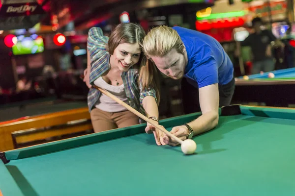 Jong koppel pool spelen — Stockfoto