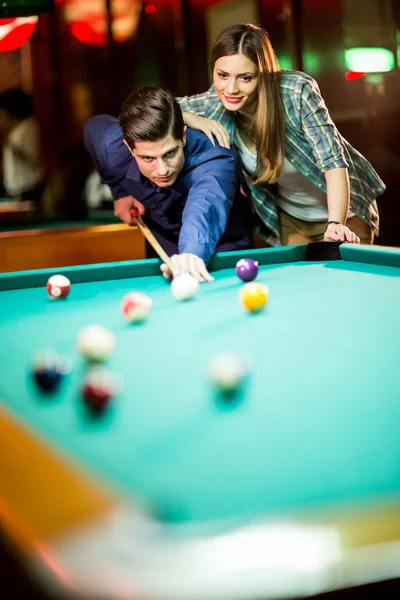 Jovem casal jogando piscina — Fotografia de Stock