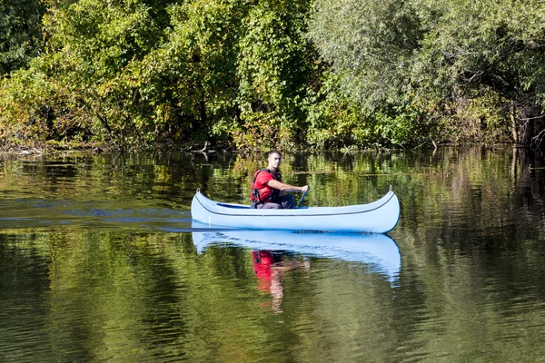 Mladý muž v kánoi — Stock fotografie