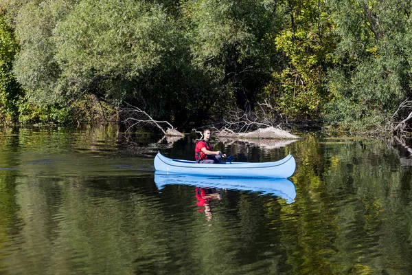 Joven en canoa — Foto de Stock