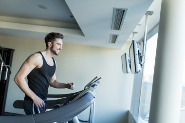 Spor salonundaki genç adam.