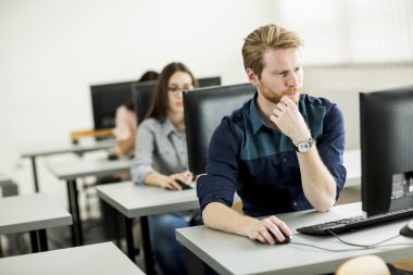 Öğrenciler sınıfta.