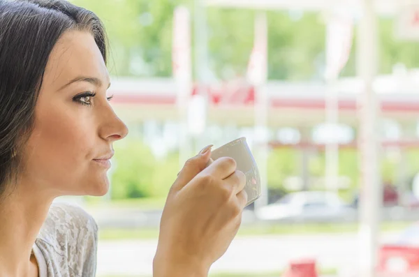 若い女性がコーヒーを飲む — ストック写真