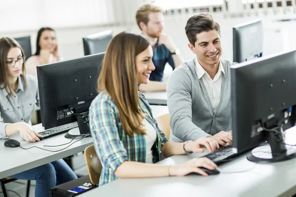 Studenti ve třídě — Stock fotografie