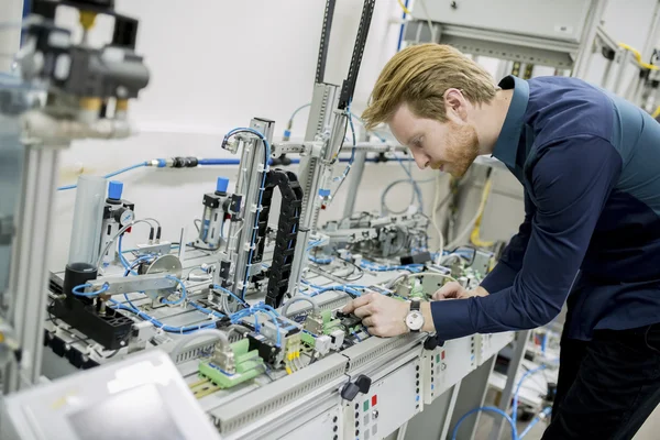 Engenheiro na fábrica — Fotografia de Stock