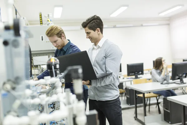 Jonge mensen in de klas — Stockfoto