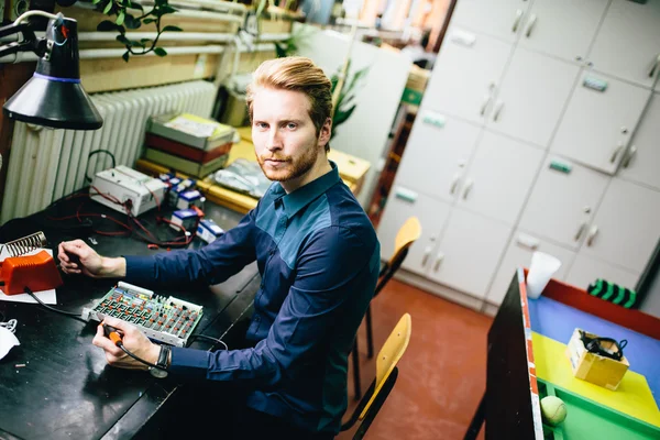 Junger Mann in Elektronik-Werkstatt — Stockfoto