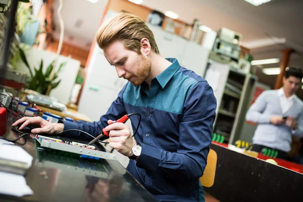 Jonge man in elektronica workshop — Stockfoto