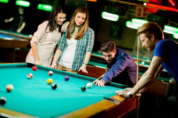 Jonge mensen pool spelen — Stockfoto