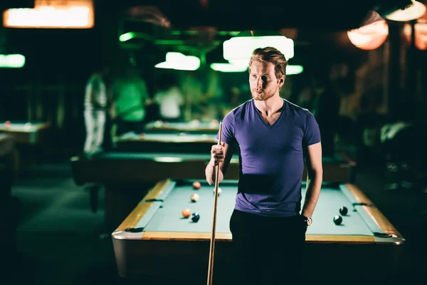 Young man playing pool — Stock Photo, Image