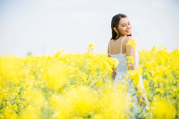 Mujer joven en el campo de primavera — Foto de Stock