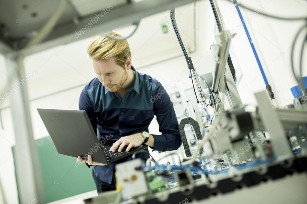 Рабочий парень. Контролер технического состояния. Механик швейного оборудования. Контролер отк рэа. Вакансия механик контролер.