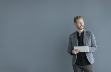 tablet duvar tarafından adam