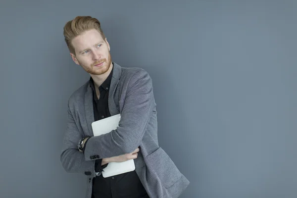 Mann mit Tablet an der Wand — Stockfoto