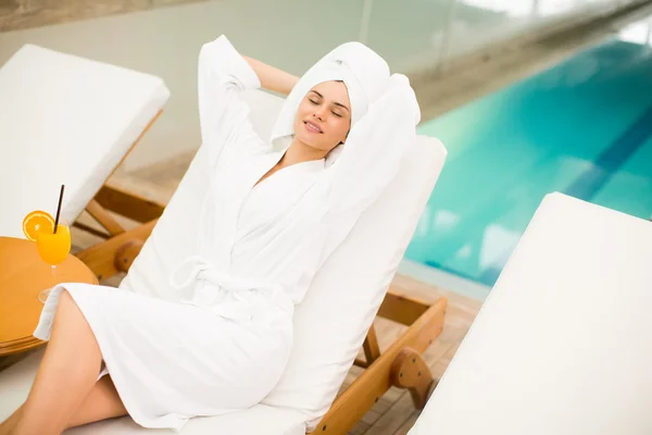 Mujer joven junto a la piscina — Foto de Stock