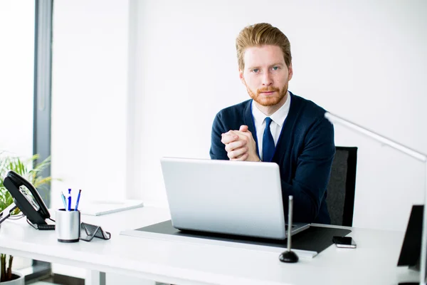 Jeune homme dans le bureau — Photo