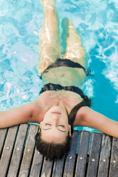 Ung kvinna i poolen — Stockfoto
