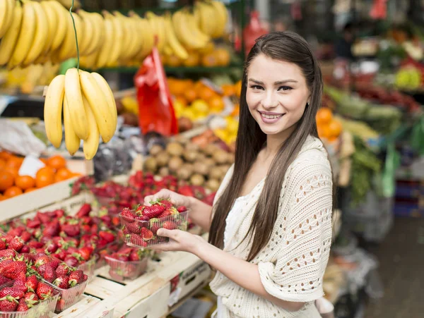 Giovane donna sul mercato — Foto Stock