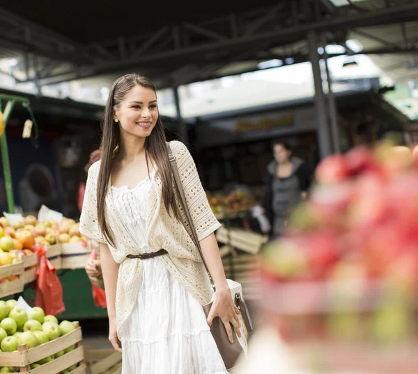 Mladá žena na trh — Stock fotografie