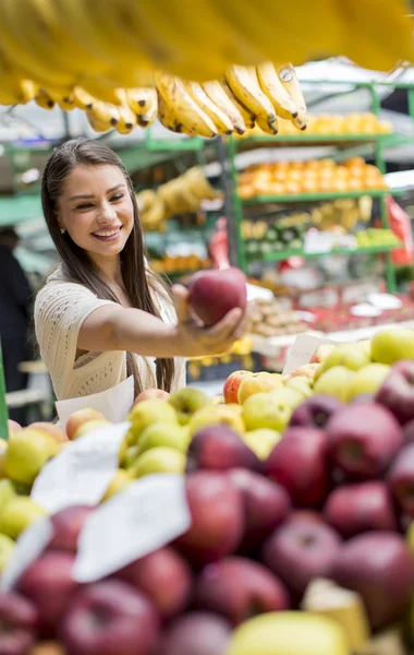 Ung kvinna på marknaden — Stockfoto