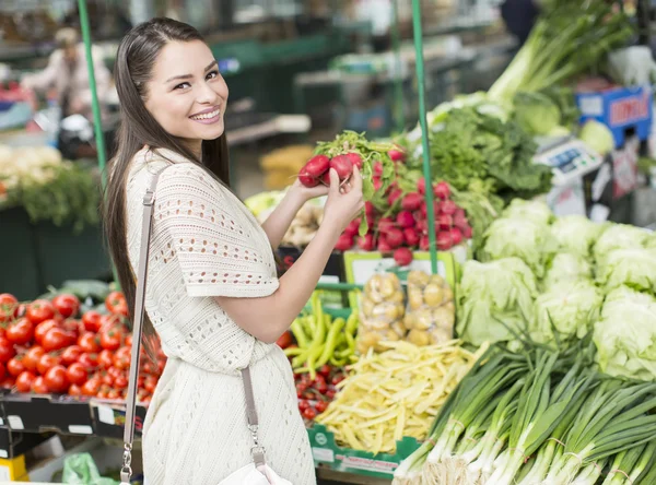 Ung kvinna på marknaden — Stockfoto