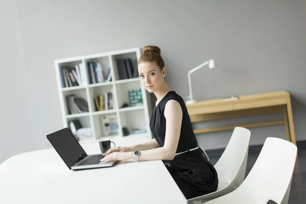Junge Frau im Büro — Stockfoto
