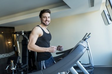 Spor salonundaki genç adam.