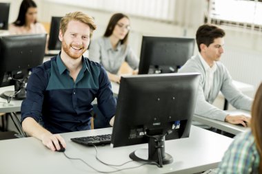 Öğrenciler sınıfta.