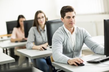 Öğrenciler sınıfta.