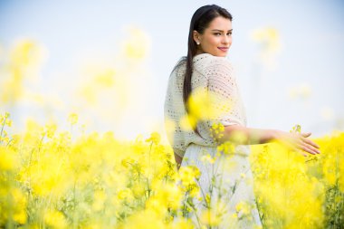 Bahar alanında genç kadın
