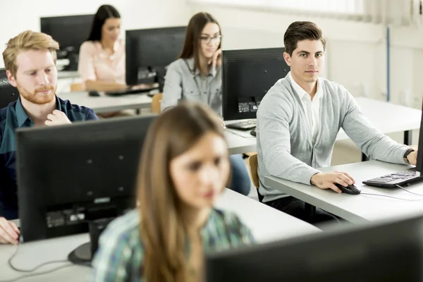 Studenti ve třídě — Stock fotografie