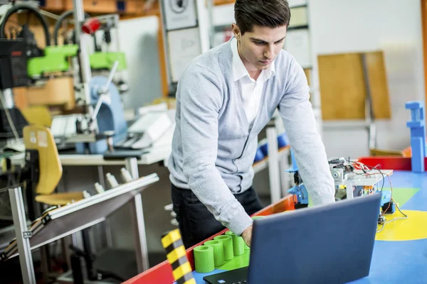 Ingeniero en la fábrica —  Fotos de Stock