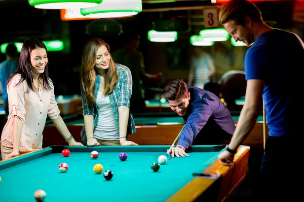 Jóvenes jugando al billar —  Fotos de Stock