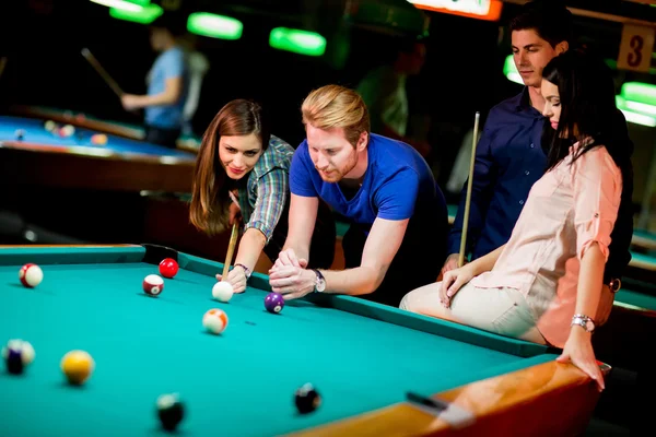 Young people playing pool — Stock Photo, Image