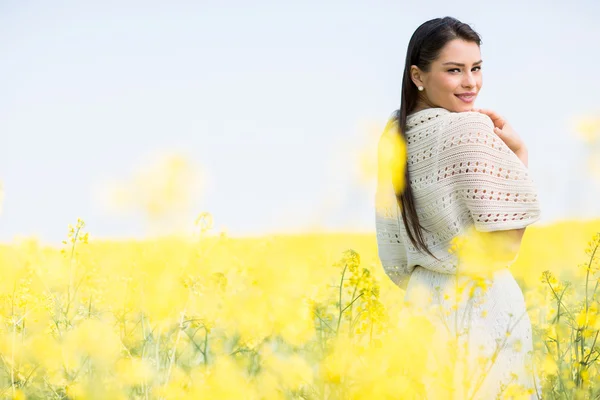 Giovane donna nel campo primaverile — Foto Stock