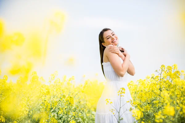 Jeune femme dans le champ de printemps — Photo