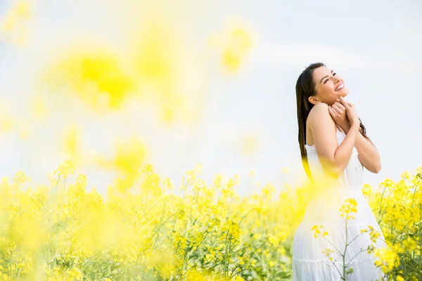 Jovem mulher no campo de primavera — Fotografia de Stock