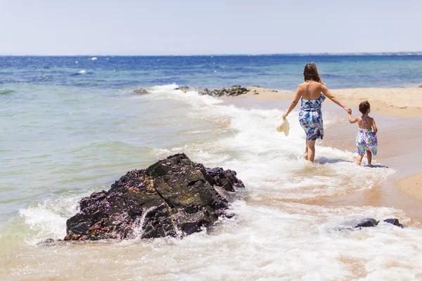 Mor och dotter på stranden — Stockfoto