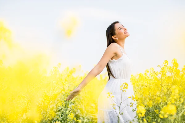 Mujer joven en el campo de primavera — Foto de Stock