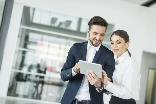 Jóvenes con tablet en la oficina — Foto de Stock