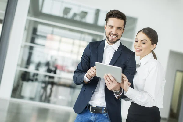 Ungdomar med Tablet PC på kontoret — Stockfoto