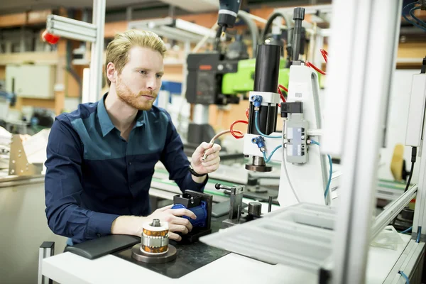 Ung man i elektronik workshop — Stockfoto