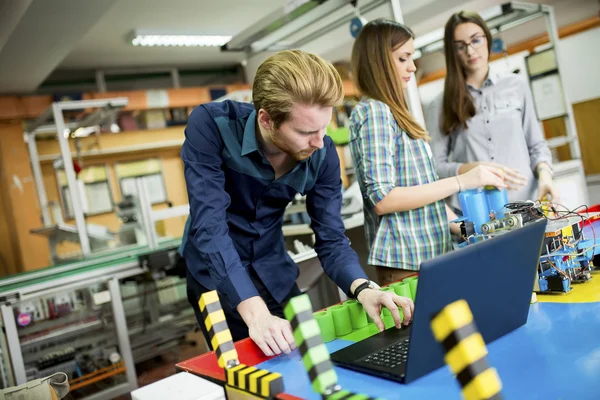 Jonge mensen in de klas — Stockfoto