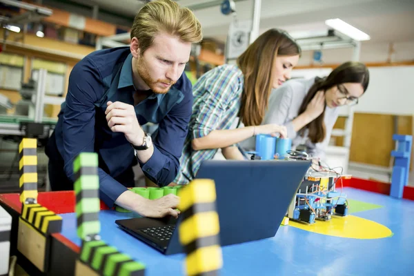 Jonge mensen in de klas — Stockfoto