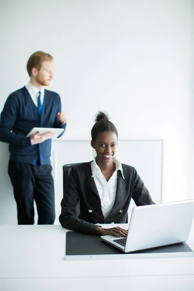 Junge Frau im Büro — Stockfoto