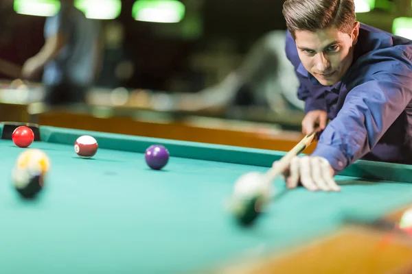 Jonge man pool spelen — Stockfoto